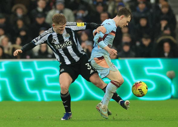 Newcastle United v Brentford Premier League Keane Lewis-Potter of Brentford (right) is tackled by Lewis Hall of Newcastle United during the Premier League match at St. James s Park, Newcastle 07 02 2026 UK Newspapers OUT Copyright: xFredxPalmerx FIL-22936-0072
