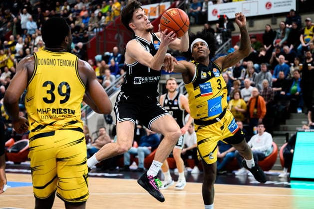 Ludwigsburg, BBL 25 26 MHP Riesen Ludwigsburg vs Bamberg Baskets Zachary Ensminger Bamberg , Stefan Smith Ludwigsburg Ludwigsburg MHP Arena Baden Württemberg Germany