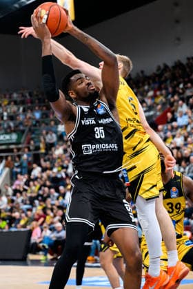 Ludwigsburg, BBL 25 26 MHP Riesen Ludwigsburg vs Bamberg Baskets v li in duel Ejiofor Onu Bamberg and Toms Skuja Ludwigsburg Ludwigsburg MHP Arena Baden Württemberg Germany