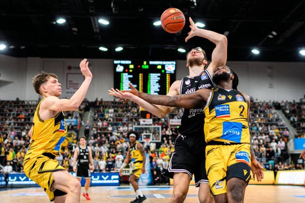 Ludwigsburg, BBL 25 26 MHP Riesen Ludwigsburg vs Bamberg Baskets v li Julius Baumer Ludwigsburg , Moritz Krimmer Bamberg , Traveon Buchanan Ludwigsburg Ludwigsburg MHP Arena Baden Württemberg Germany