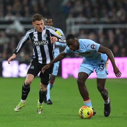 Newcastle United v Brentford Premier League Harvey Barnes of Newcastle United competes for the ball with Michael Kayode of Brentford during the Premier League match at St. James s Park, Newcastle 07 02 2026 UK Newspapers OUT Copyright: xFredxPalmerx FIL-22936-0091