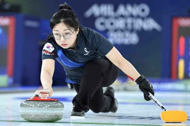 (260207) -- CORTINA D AMPEZZO, Feb. 7, 2026 -- Kim Seonyeong of South Korea competes during the curling mixed doubles round robin session 8 match between South Korea and the Czech Republic of the 2026 Milan-Cortina Winter Olympics in Cortina D Ampezzo, Italy, Feb. 7, 2026. ) (MICO2026)ITALY-CORTINA D AMPEZZO-OLYMPIC Winter games, Winterspiele,Spiele, Summer games CURLING-MIXED DOUBLES-ROUND ROBIN LianxYi 