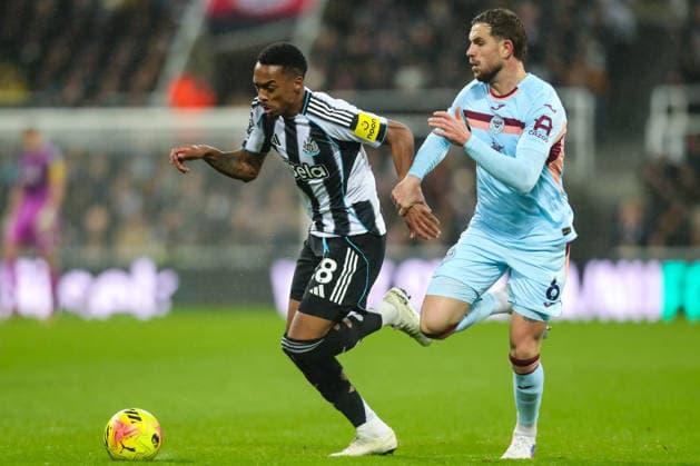 Newcastle United v Brentford, Premier League Joe Willock Of Newcastle United battles with Jordan Henderson Of Brentford during the Newcastle United v Brentford Premier League match at St. James Park, Newcastle Upon Tyne, England on 7 February 2026 Credit: Lee Keuneke Every Second Media Editorial use only. All images are copyright Every Second Media Limited. No images may be reproduced without prior permission. All rights reserved. Premier League and Football League images are subject to licensing agreements with Football DataCo Limited. see https: www.football-dataco.com Copyright: xIMAGO EveryxSecondxMediax ESM-1791-0039 LeexKeunekex xEveryxSecondxMediax