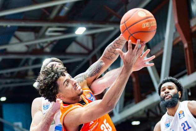 07 02 2026, xomx, Basketball easyCredit BBL Bundesliga, NINERS Chemnitz MBC Syntainics Weißenfels v l Roman Bedime Niners Chemnitz and Planinic Jure SYNTAINICS MBC in a duel on the ball Chemnitz