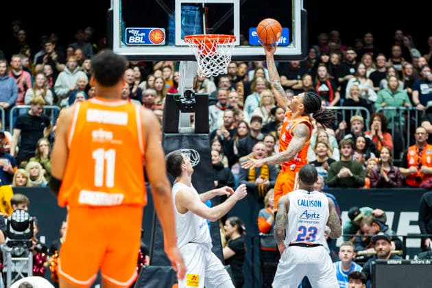 07 02 2026, xomx, Basketball easyCredit BBL Bundesliga, NINERS Chemnitz MBC Syntainics Weißenfels v l Nike Sibande Niners Chemnitz on the ball Chemnitz