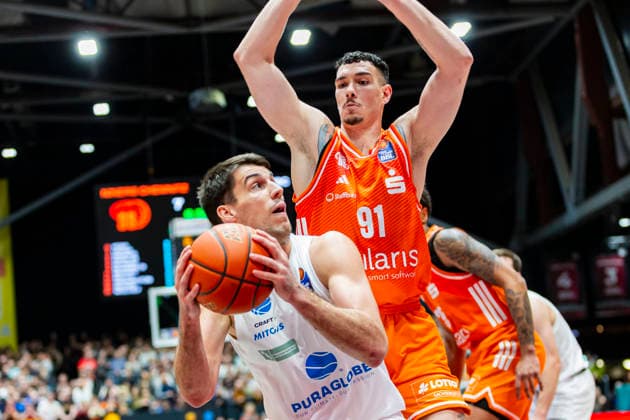 07 02 2026, xomx, Basketball easyCredit BBL Bundesliga, NINERS Chemnitz MBC Syntainics Weißenfels v l Planinic Jure SYNTAINICS MBC on the ball in a duel with Yordan Minchev Niners Chemnitz Chemnitz