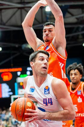 07 02 2026, xomx, Basketball easyCredit BBL Bundesliga, NINERS Chemnitz MBC Syntainics Weißenfels v l Planinic Jure SYNTAINICS MBC on the ball in a duel with Yordan Minchev Niners Chemnitz Chemnitz