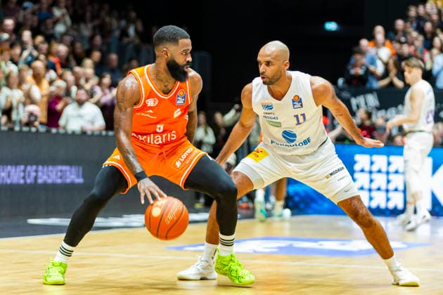 07 02 2026, xomx, Basketball easyCredit BBL Bundesliga, NINERS Chemnitz MBC Syntainics Weißenfels v l Corey Davis Jr Niners Chemnitz on the ball in a duel with Vargas Akeem SYNTAINICS MBC Chemnitz