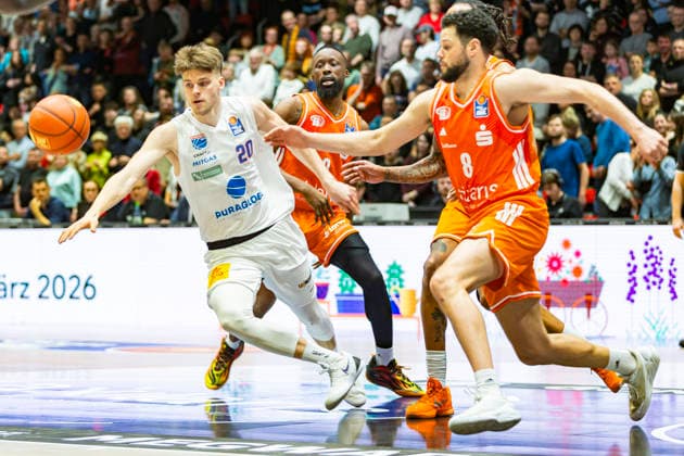 07 02 2026, xomx, Basketball easyCredit BBL Bundesliga, NINERS Chemnitz MBC Syntainics Weißenfels v l Blomgren and Jordan Schakel Niners Chemnitz i duel on the ball Chemnitz