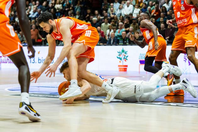 07 02 2026, xomx, Basketball easyCredit BBL Bundesliga, NINERS Chemnitz MBC Syntainics Weißenfels v l Blomgren and Jordan Schakel Niners Chemnitz i duel on the ball Chemnitz
