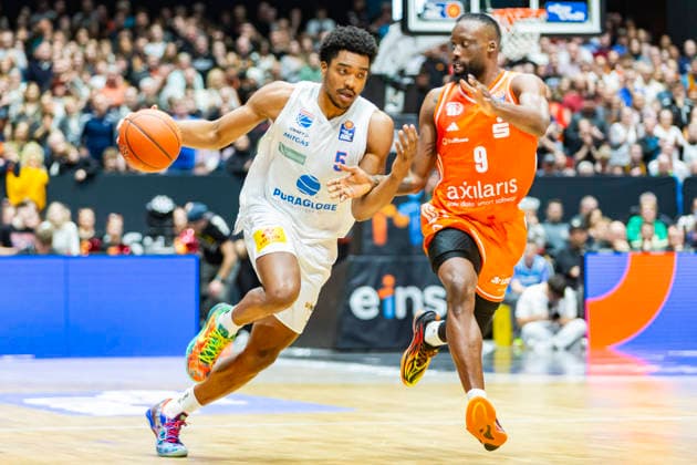 07 02 2026, xomx, Basketball easyCredit BBL Bundesliga, NINERS Chemnitz MBC Syntainics Weißenfels v l Foster Marcus SYNTAINICS MBC on the ball in a duel with John Newman III Niners Chemnitz Chemnitz