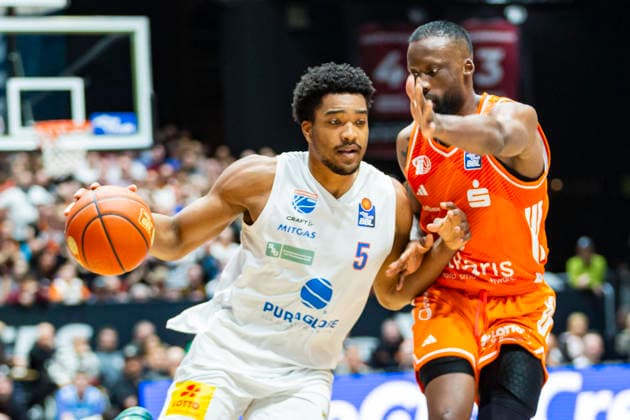 07 02 2026, xomx, Basketball easyCredit BBL Bundesliga, NINERS Chemnitz MBC Syntainics Weißenfels v l Foster Marcus SYNTAINICS MBC on the ball in a duel with John Newman III Niners Chemnitz Chemnitz
