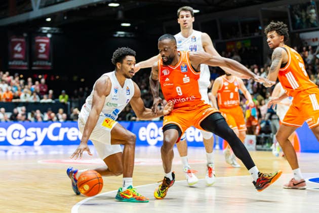 07 02 2026, xomx, Basketball easyCredit BBL Bundesliga, NINERS Chemnitz MBC Syntainics Weißenfels v l Foster Marcus SYNTAINICS MBC on the ball in a duel with John Newman III Niners Chemnitz Chemnitz