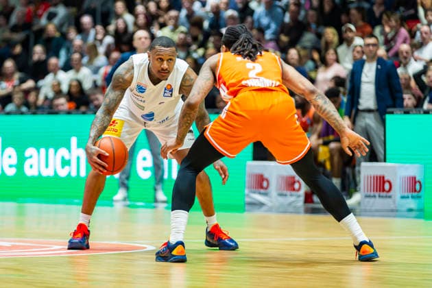 07 02 2026, xomx, Basketball easyCredit BBL Bundesliga, NINERS Chemnitz MBC Syntainics Weißenfels v l Callison on the ball in a duel with Nike Sibande Niners Chemnitz Chemnitz