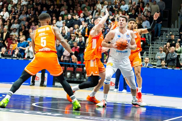 07 02 2026, xomx, Basketball easyCredit BBL Bundesliga, NINERS Chemnitz MBC Syntainics Weißenfels v l Planinic Jure SYNTAINICS MBC on the ball Chemnitz
