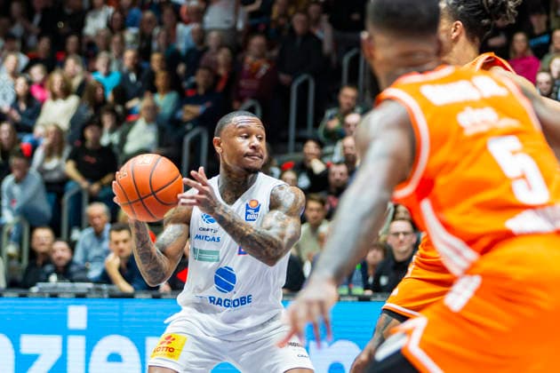 07 02 2026, xomx, Basketball easyCredit BBL Bundesliga, NINERS Chemnitz MBC Syntainics Weißenfels v l Callison on the ball in a duel with Kevin Yebo Niners Chemnitz Chemnitz