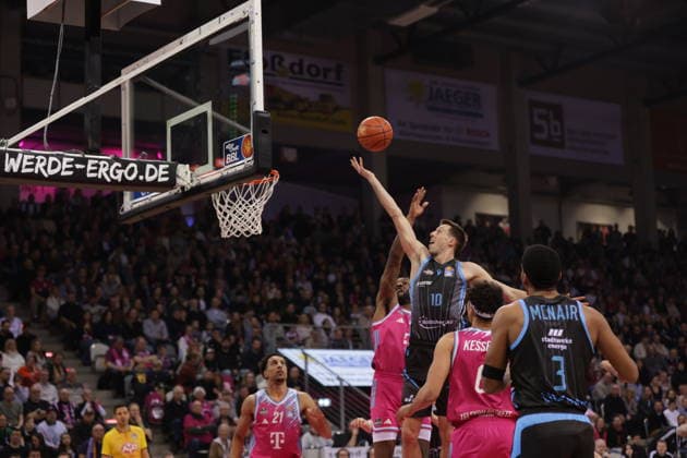 Joe Wieskamp Jena on the ball against Jeff Garrett Bonn , Telekom Baskets Bonn vs Science City Jena, easyCredit BBL, Matchday 19, Telekom Dome Bonn, 07 02 2026