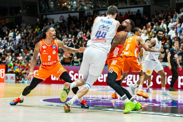 07 02 2026, xomx, Basketball easyCredit BBL Bundesliga, NINERS Chemnitz MBC Syntainics Weißenfels v l Planinic Jure SYNTAINICS MBC bounces off Corey Davis Jr Niners Chemnitz and goes down Nike Sibande Niners Chemnitz Chemnitz