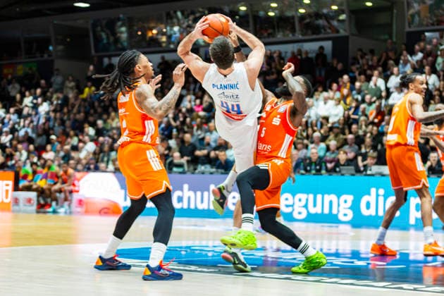 07 02 2026, xomx, Basketball easyCredit BBL Bundesliga, NINERS Chemnitz MBC Syntainics Weißenfels v l Planinic Jure SYNTAINICS MBC bounces off Corey Davis Jr Niners Chemnitz and goes down Nike Sibande Niners Chemnitz Chemnitz