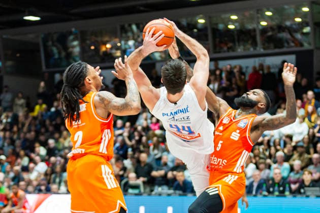 07 02 2026, xomx, Basketball easyCredit BBL Bundesliga, NINERS Chemnitz MBC Syntainics Weißenfels v l Planinic Jure SYNTAINICS MBC bounces off Corey Davis Jr Niners Chemnitz and goes down Nike Sibande Niners Chemnitz Chemnitz