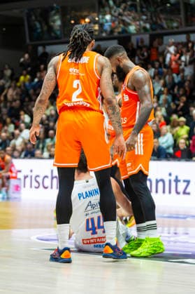 07 02 2026, xomx, Basketball easyCredit BBL Bundesliga, NINERS Chemnitz MBC Syntainics Weißenfels v l Planinic Jure SYNTAINICS MBC bounces off Corey Davis Jr Niners Chemnitz and goes down Nike Sibande Niners Chemnitz Chemnitz