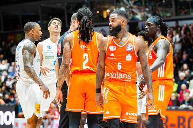 07 02 2026, xomx, Basketball easyCredit BBL Bundesliga, NINERS Chemnitz MBC Syntainics Weißenfels v l Planinic Jure SYNTAINICS MBC bounces off Corey Davis Jr Niners Chemnitz and goes down Nike Sibande Niners Chemnitz Chemnitz