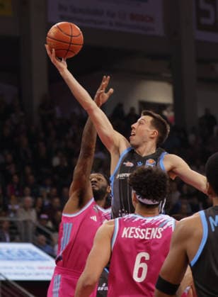 Joe Wieskamp Jena on the ball against Jeff Garrett Bonn , Telekom Baskets Bonn vs Science City Jena, easyCredit BBL, Matchday 19, Telekom Dome Bonn, 07 02 2026