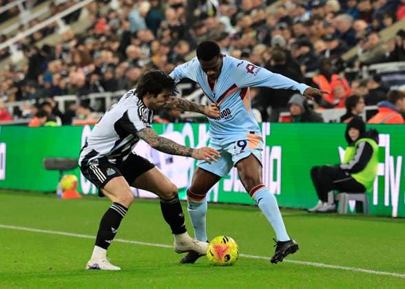 Newcastle United v Brentford Premier League Dango Ouattara of Brentford (right) is tackled by Sandro Tonali of Newcastle United during the Premier League match at St. James s Park, Newcastle 07 02 2026 UK Newspapers OUT Copyright: xFredxPalmerx FIL-22936-0098