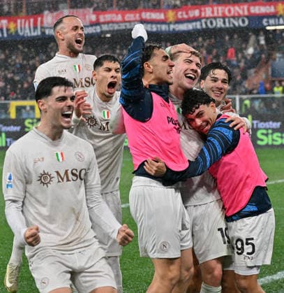 Foto IPP Felice De Martino Genova 07 02 2026 Calcio Campionato di Serie A 2025 2026 Genoa-Napoli 2-3 nella foto Rasmus Hojlund esulta dopo il suo gol del definitivo 2 a 3 per il Napoli abbracciato dai compagni - Italy Photo Press - World Copyright italy ITALY  Copyright: xR4924_italyphotopressx
