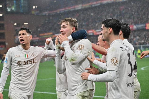 Foto IPP Felice De Martino Genova 07 02 2026 Calcio Campionato di Serie A 2025 2026 Genoa-Napoli 2-3 nella foto Rasmus Hojlund esulta dopo il suo gol del definitivo 2 a 3 per il Napoli abbracciato dai compagni - Italy Photo Press - World Copyright italy ITALY  Copyright: xR4924_italyphotopressx