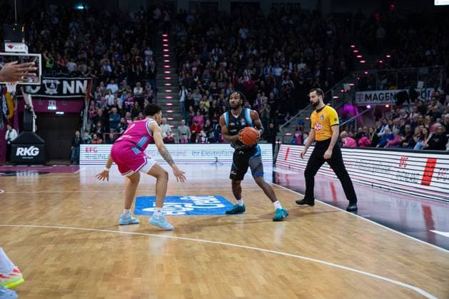 Game action with Keith Braxton JR 13 Science City Jena in the foreground against Grayson Murphy 7, Telekom Baskets Bonn in the EasyCredit BBL on matchday 19 in Bonn Keith Braxton JR 13 Science City Jena in action Copyright: xFeyzullahxGökalp feyzofsportsx
