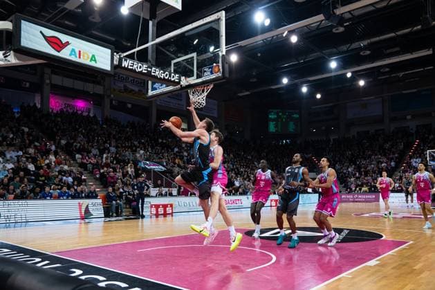 Game action with Joe Wieskamp 10, Science City Jena with a shot under the basket and Joel Aminu 21 Telekom Baskets Bonn under the basket in the EasyCredit BBL on matchday 19 in Bonn Joe Wieskamp 10, Science City Jena with a shot under the basket Copyright: xFeyzullahxGökalp feyzofsportsx