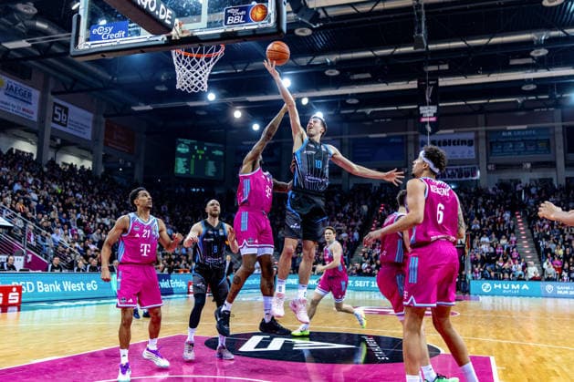 Joe Wieskamp Science City Jena, 10 vs Jeff Garrett Jr Telekom Baskets Bonn, 04 Telekom Baskets Bonn vs Science City Jena, Basketball, easy Credit BBL, 19 Matchday, 2025 2026, 07 02 2026 Telekom Baskets Bonn vs Science City Jena, Basketball, easy Credit BBL, 19 Matchday, 2025 2026, 07 02 2026 Bonn Copyright: xEibner-Pressefoto GerhardxWingenx EP_GWR