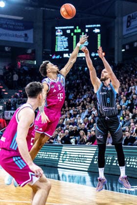 Robin Christen Science City Jena, 08 vs Alijah Comithier Telekom Baskets Bonn, 02 Telekom Baskets Bonn vs Science City Jena, Basketball, easy Credit BBL, 19 Matchday, 2025 2026, 07 02 2026 Telekom Baskets Bonn vs Science City Jena, Basketball, easy Credit BBL, 19 Matchday, 2025 2026, 07 02 2026 Bonn Copyright: xEibner-Pressefoto GerhardxWingenx EP_GWR
