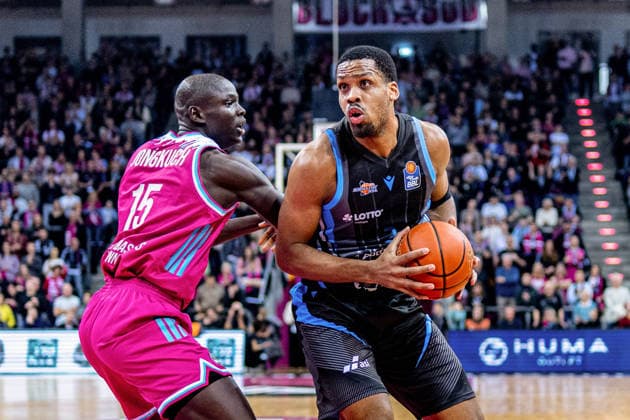 William McNair Science City Jena, 03 vs Kur Jongkuch Telekom Baskets Bonn, 15 Telekom Baskets Bonn vs Science City Jena, Basketball, easy Credit BBL, 19 Matchday, 2025 2026, 07 02 2026 Telekom Baskets Bonn vs Science City Jena, Basketball, easy Credit BBL, 19 Matchday, 2025 2026, 07 02 2026 Bonn Copyright: xEibner-Pressefoto GerhardxWingenx EP_GWR