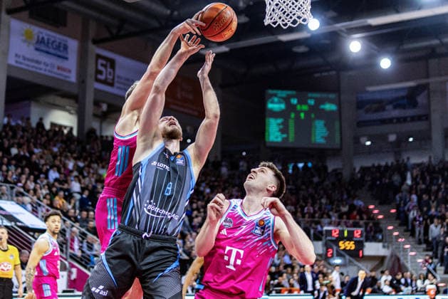 Robin Christen Science City Jena, 08 vs Patrick Heckmann Telekom Baskets Bonn, 33 , Grayson Murphy Telekom Baskets Bonn, 07 Telekom Baskets Bonn vs Science City Jena, Basketball, easy Credit BBL, Matchday 19, 2025 2026, 07 02 2026 Telekom Baskets Bonn vs Science City Jena, Basketball, easy Credit BBL, Matchday 19, 2025 2026, 07 02 2026 Bonn Copyright: xEibner-Pressefoto GerhardxWingenx EP_GWR