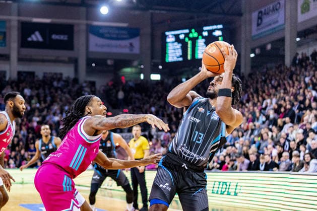 Keith Lee Braxton JR Science City Jena, 13 vs Zach Cooks Telekom Baskets Bonn, 03 Telekom Baskets Bonn vs Science City Jena, Basketball, easy Credit BBL, 19 Matchday, 2025 2026, 07 02 2026 Telekom Baskets Bonn vs Science City Jena, Basketball, easy Credit BBL, 19 Matchday, 2025 2026, 07 02 2026 Bonn Copyright: xEibner-Pressefoto GerhardxWingenx EP_GWR