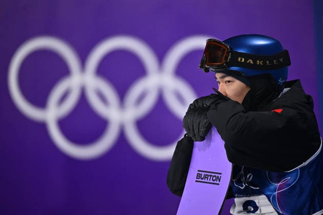 (260207) -- LIVIGNO, Feb. 7, 2026 -- Su Yiming of China waits for his score during the Men s Snowboard Big Air Final at the Milan-Cortina 2026 Olympic Winter games, Winterspiele,Spiele, Summer games in Livigno, Italy, Feb. 7, 2026. ) (MICO2026)ITALY-LIVIGNO-OLYMPIC WINTER GAMES-MEN S SNOWBOARD BIG AIR-FINAL ZhangxHongxiang 
