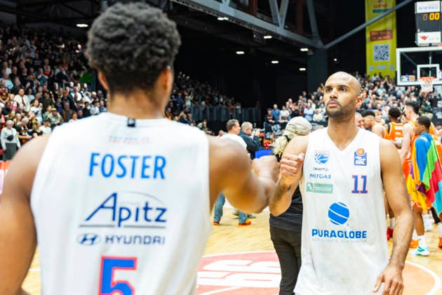07 02 2026, xomx, Basketball easyCredit BBL Bundesliga, NINERS Chemnitz MBC Syntainics Weißenfels v l The game is over Foster Marcus SYNTAINICS MBC and Vargas Akeem SYNTAINICS MBC Chemnitz