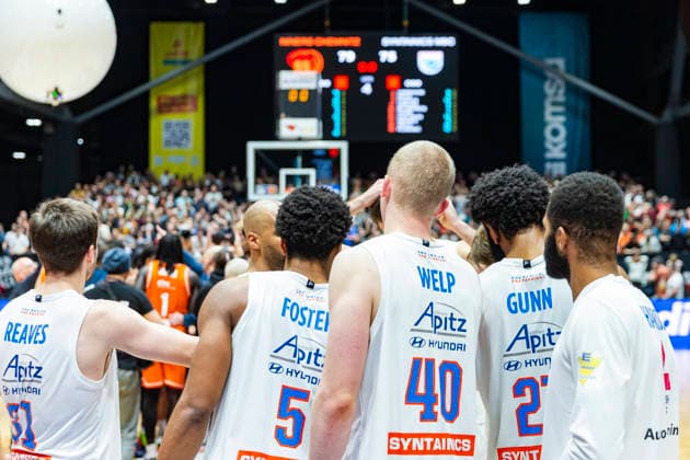 07 02 2026, xomx, Basketball easyCredit BBL Bundesliga, NINERS Chemnitz MBC Syntainics Weißenfels v l The game is over player circle, team circle, high-five Chemnitz