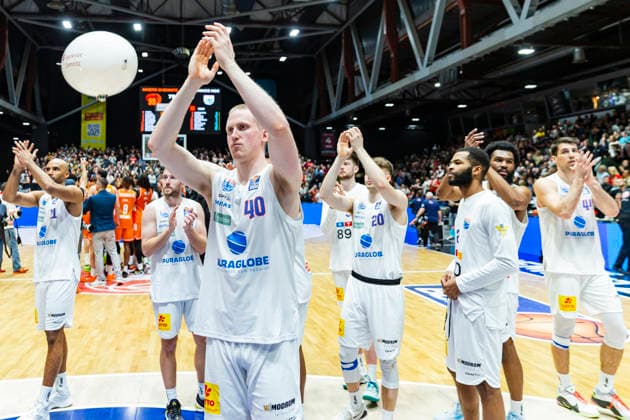 07 02 2026, xomx, Basketball easyCredit BBL Bundesliga, NINERS Chemnitz MBC Syntainics Weißenfels v l The game is over high-fiveWelp Collin SYNTAINICS MBC Chemnitz