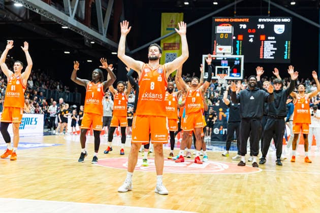 07 02 2026, xomx, Basketball easyCredit BBL Bundesliga, NINERS Chemnitz MBC Syntainics Weißenfels v l Ds Spiel ist vorbei Jubel bei den Mannen aus der Karl Marx Stadt Jordan Schakel Niners Chemnitz Chemnitz