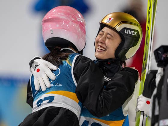 OLYMPICS - Winter Olympic Games, Olympische Spiele, Olympia, OS Milano Cortina 2026 VAL DI FIEMME,ITALY,07.FEB.26 - OLYMPICS, Ski jumping, Skispringen, Ski, nordisch - Winter Olympic Games Milano Cortina 2026, individual, normal hill, women. Image shows the rejoicing of Yuka Seto and Nozomi Maruyama (JPN).  GEPAxpictures xOliverxLerch