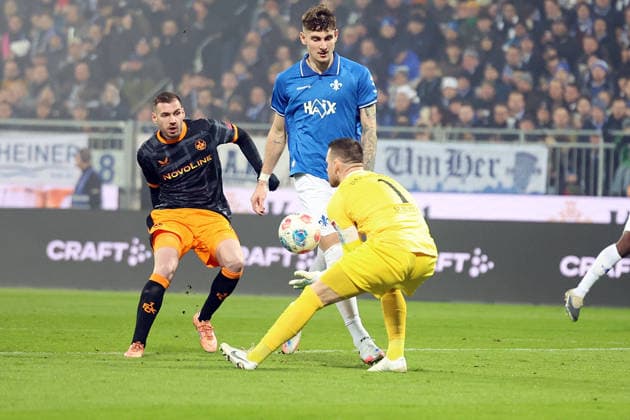 07 02 2026, xrekx, Fußball 2 Bundesliga, SV Darmstadt 98 1 FC Kaiserslautern v l Luca Sirch 1 FC Kaiserslautern Matej Maglica SV Darmstadt 98 Marcel Schuhen SV Darmstadt 98 Zweikampf, Aktion, action, battle for the ball DFL DFB REGULATIONS PROHIBIT ANY USE OF PHOTOGRAPHS as IMAGE SEQUENCES and or QUASI VIDEO Darmstadt