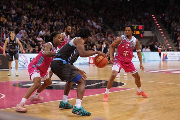 V l Jalen Finch Bonn , Keith Braxton Jr Jena and Zach Cooks Bonn , Telekom Baskets Bonn vs Science City Jena, easyCredit BBL, Matchday 19, Telekom Dome Bonn, 07 02 2026