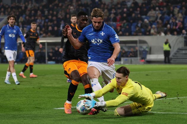 FBL Germany 2 Bundesliga SV Darmstadt 98 1 FC Kaiserslautern Maxwell Gyamfi 1 FC Kaiserslautern , Fynn Luca Lakenmacher SV Darmstadt 98 , Goalkeeper Julian Krahl 1 FC Kaiserslautern battles for the Ball during the 2 Bundesliga 2025 26 match between SV Darmstadt 98 and 1 FC Kaiserslautern at Merckstadion am Böllenfalltor on 7 February 2026 in Darmstadt, Germany DFL DFB REGULATIONS PROHIBIT ANY USE OF PHOTOGRAPHS as IMAGE SEQUENCES and or QUASI VIDEO Copyright: JoaquimxFerreira