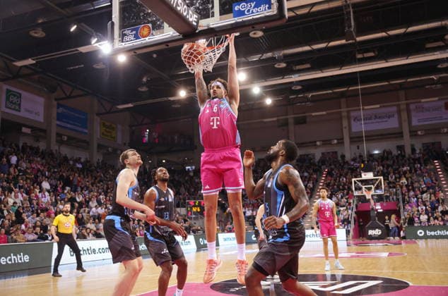 Dunking Michael Kessens Telekom Baskets Bonn vs Science City Jena 19 Speiltag Saison 2025 26