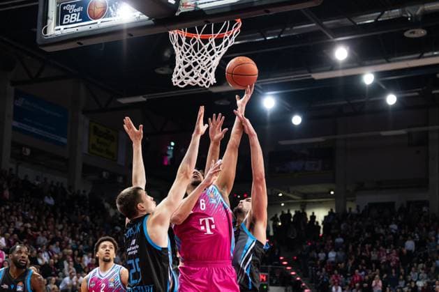Game action with Michael Kessens 6, Telekom Baskets Bonn and Naz Bohannon 15 Science City Jena under the basket in the EasyCredit BBL on matchday 19 in Bonn Game action with Michael Kessens 6, Telekom Baskets Bonn and Naz Bohannon 15 Science City Jena Copyright: xFeyzullahxGökalp feyzofsportsx