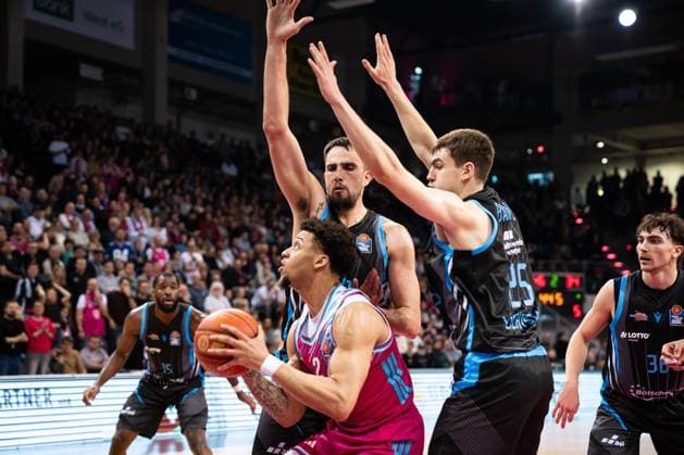 Game action with Alijah Comithier 2, Telekom Baskets Bonn , Alex Herrera 41 Science City Jena , Lorenz Bank 25 Science City Jena , Kristofer Krause 36 Science City Jena and Naz Bohannon 15 Science City Jena in the EasyCredit BBL on Matchday 19 in Bonn Game action with Alijah Comithier 2, Telekom Baskets Bonn Alex Herrera 41 Science City Jena and teammates Copyright: xFeyzullahxGökalp feyzofsportsx