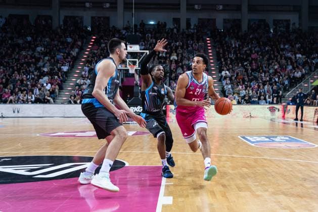 Game action with Joel Aminu 21 Telekom Baskets Bonn on the ball, defended by players in black jerseys in the EasyCredit BBL on matchday 19 in Bonn Joel Aminu 21 Telekom Baskets Bonn with ball in action Copyright: xFeyzullahxGökalp feyzofsportsx